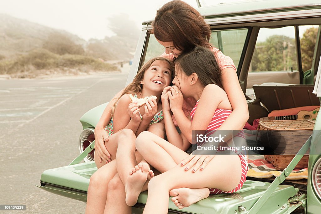 Mère et fille mangeant des sandwichs sur car boot - Photo de Enfant libre de droits