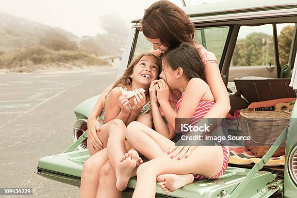 Madre E Figli Mangiare Panini Su Car Boot - Fotografie stock e altre immagini di Bambino - Bambino, Madre, Stile retrò