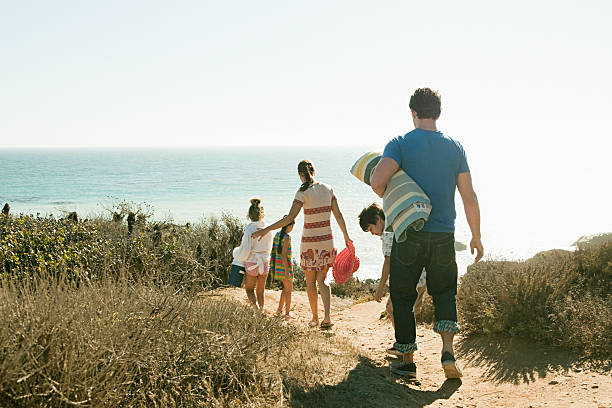 familia caminando en la playa - sibling brother family with three children sister fotografías e imágenes de stock