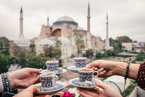 Mujer con café turco en fundamento de Hagia Sophia, Istanbul photo