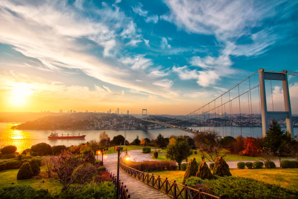 Beau coucher de soleil sur le pont du Bosphore Istanbul Turquie - Photo