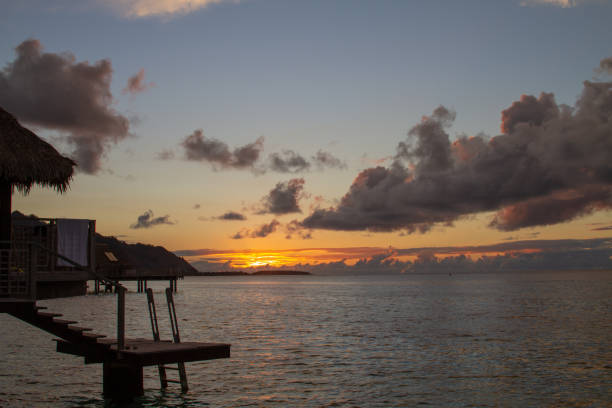 widok na bungalow wcześnie rano - polynesia bungalow beach sunrise zdjęcia i obrazy z banku zdjęć