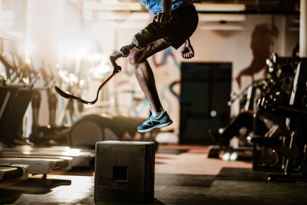 istock Unrecognizable amputee jumping on crate during cross training in a gym. 1094359898