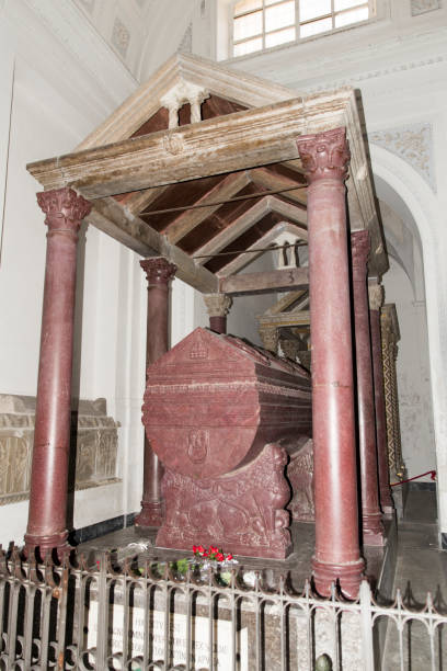 il sarcofago dell'imperatore federico ii di hohenstaufen all'interno della cattedrale di palermo - hohenstaufen foto e immagini stock