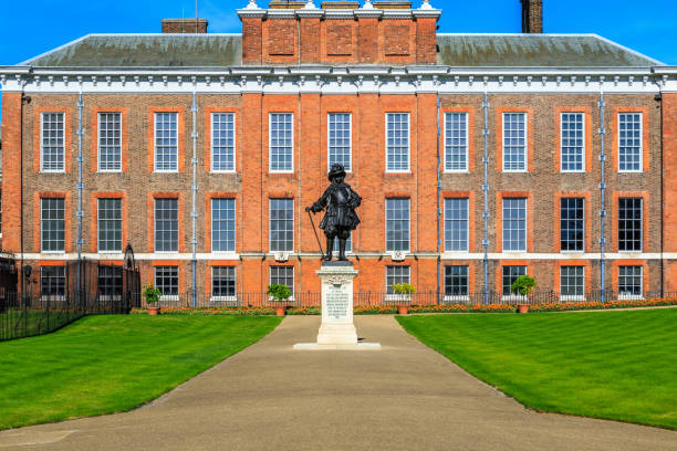 статуя вильгельма iii на южном фасаде кенсингтонского дворца в кенсингтонском саду, лондон - kensington gardens стоковые фото и изображения