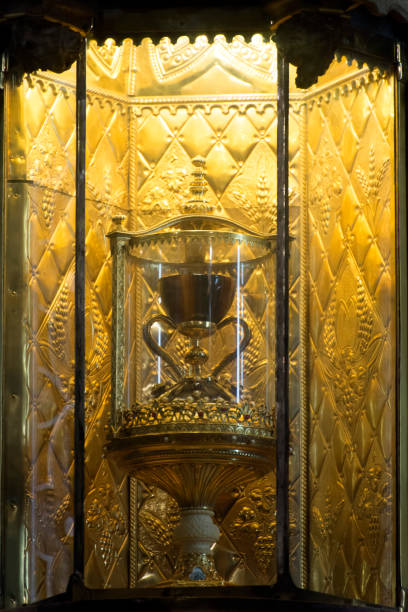 sacred cup at the saint mary's cathedral in valencia (alleged holy grail) - valencia cathedral imagens e fotografias de stock