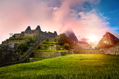 Vista de la piedra ruinas de Machu Picchu al amanecer photo