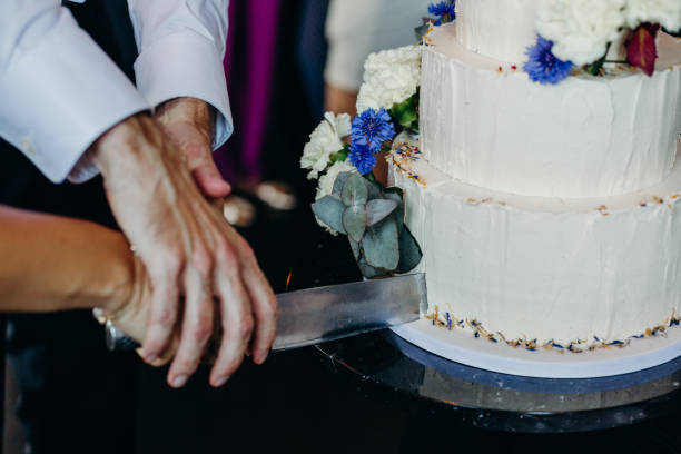 the wedding cake - wedding cake wedding reception bouquet wedding imagens e fotografias de stock