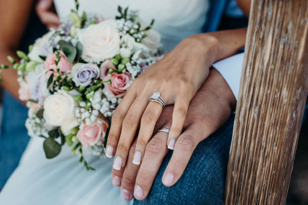 결혼 반지 - engagement wedding wedding ceremony ring 뉴스 사진 이미지