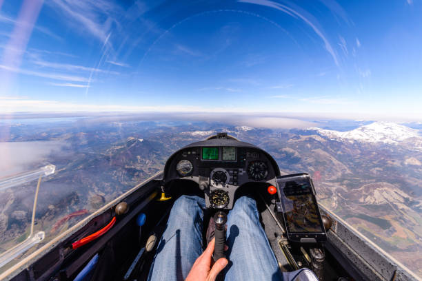 cockpitausblick aus einem segelflugzeug - vista da cabina - fotografias e filmes do acervo