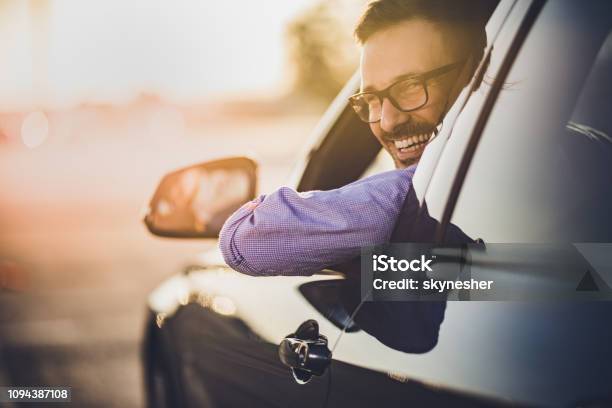 Gelukkig Jongeman Besturen Van Een Auto Bij Zonsondergang Stockfoto en meer beelden van Auto