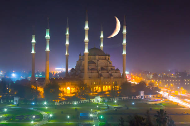 istock Sabanci Mosque and Grand Moon / Adana 1094387360