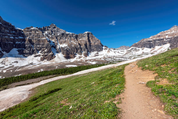 berge-trail in kanadische rockies - landscape national park lake louise moraine lake stock-fotos und bilder