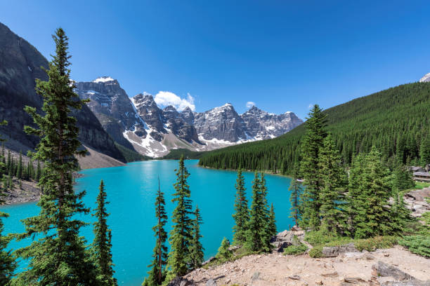 wunderschönen türkisfarbenen moraine lake in kanadische rockies - landscape national park lake louise moraine lake stock-fotos und bilder