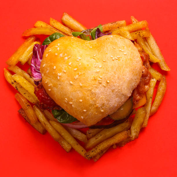 hamburger a forma di cuore - meat beef love heart shape foto e immagini stock