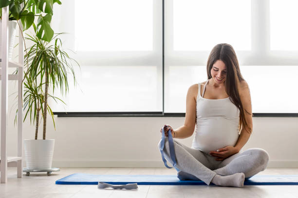 feliz sonriente bella mujer embarazada hacer ejercicio en casa - human pregnancy yoga exercising prenatal care fotografías e imágenes de stock