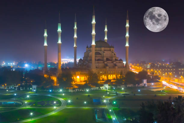 istock Sabanci Mosque and Grand Moon / Adana 1094392870