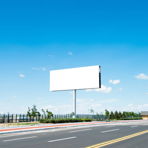 pusty billboard na poboczu drogi - road sign sign blue blank zdjęcia i obrazy z banku zdjęć