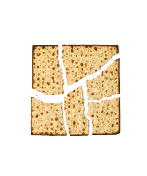 matzah isolato su sfondo bianco, pezzi di pane tradizionale ebraica pasquale, vista dall'alto concettuale. simbolo celebrazione pesach, laici piatti - matzo passover cracker unleavened bread foto e immagini stock