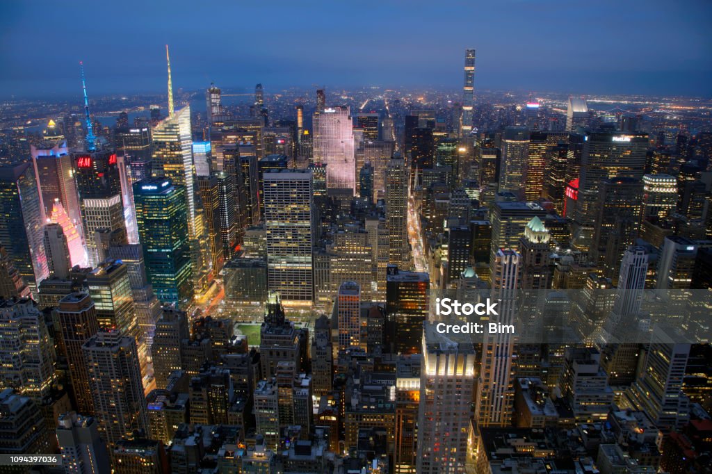 Luftaufnahme von Midtown Manhattan, New York bei Nacht - Lizenzfrei Abenddämmerung Stock-Foto