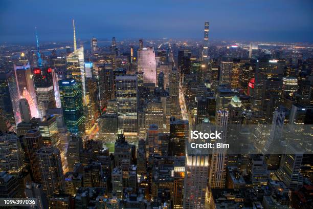 Luftaufnahme Von Midtown Manhattan New York Bei Nacht Stockfoto und mehr Bilder von Abenddämmerung