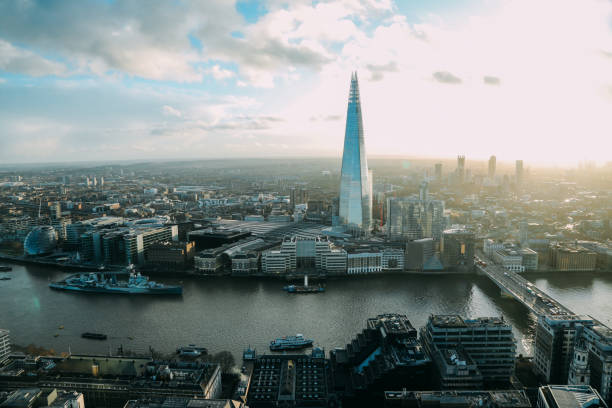 londyn shard nowoczesny biurowiec dzielnicy finansowej wieżowce z lotu ptaka - shard zdjęcia i obrazy z banku zdjęć
