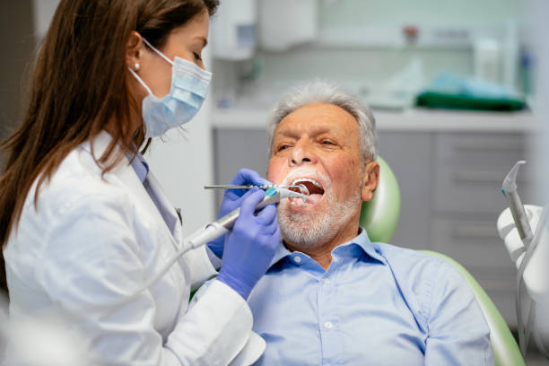 hombre superior en el dentista - dentists chair dentist office dental hygiene clinic fotografías e imágenes de stock
