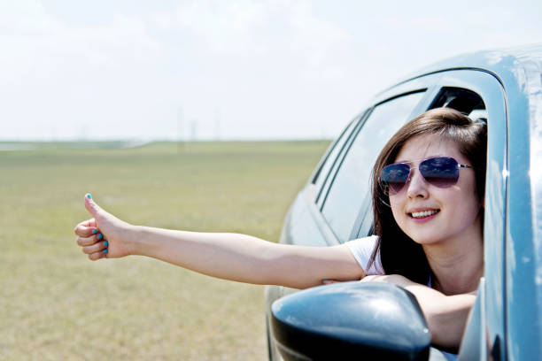 красивая женщина дает большие пальцы руки вверх - hand sign human hand ok sign grass стоковые фото и изображения