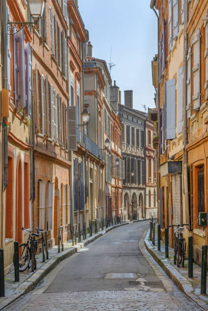 Street in Toulouse, France Narrow street in Toulouse historical center, France narrow streets stock pictures, royalty-free photos & images