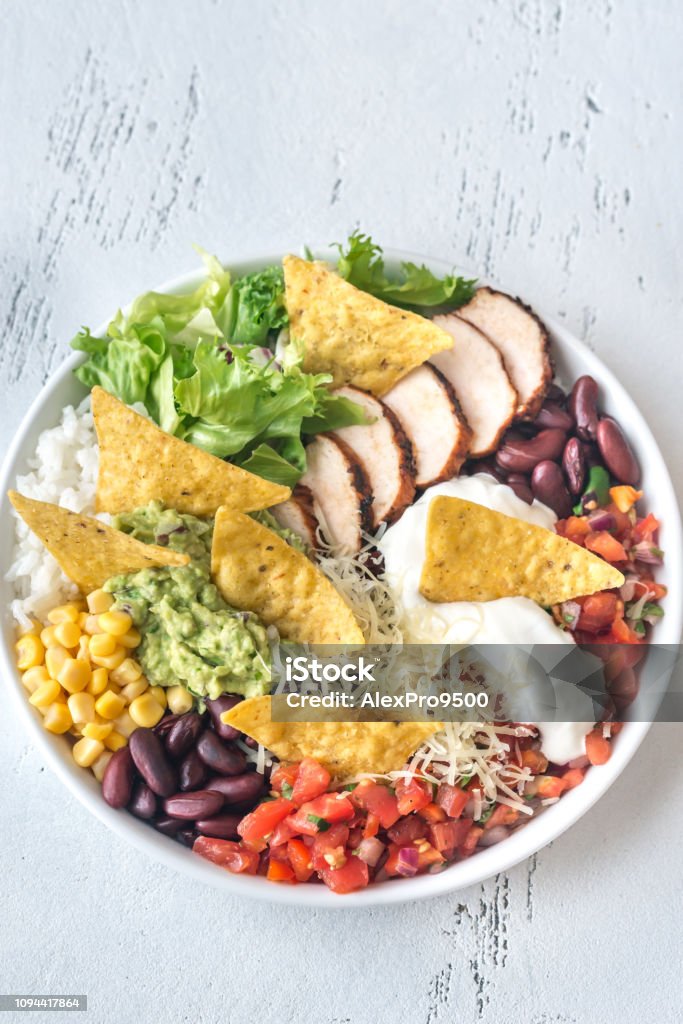Tazón de fuente del Burrito en la mesa - Foto de stock de Cuenco libre de derechos