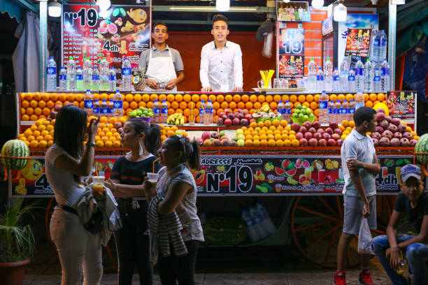 marrakech, maroc - 2 octobre 2018 : jus de fruits frais boutique décrochage dans l’aire de restauration du marché ouvert à la place jemaa el-fna - djemaa el fnaa photos et images de collection