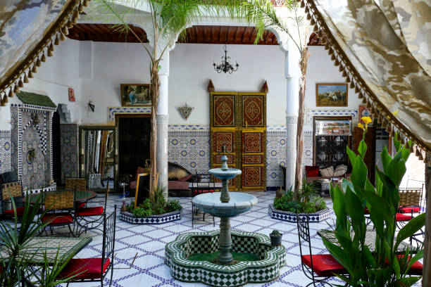 marrakech, marruecos - 03 de octubre de 2018: tradicional riad marroquí (casa) - un tipo de casa tradicional marroquí o palacio con un jardín interior o patio. - fountain house residential structure home interior fotografías e imágenes de stock