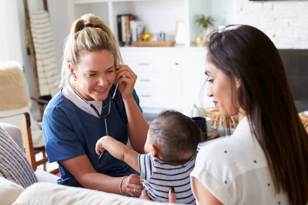 weibliche mitarbeiter besuchen junge mutter und ihren kleinen sohn zu hause, mit stethoskop, nahaufnahme - doctor child baby healthcare and medicine stock-fotos und bilder