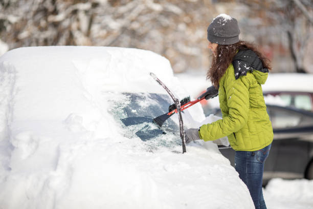 눈에서 그녀의 차를 청소 하는 여자 - snow car window ice scraper 뉴스 사진 이미지