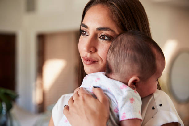 milenaria madre hispana con su hijo recién nacido cerca de su pecho, la cabeza y los hombros, cerrar - reflection women contemplation ethnic fotografías e imágenes de stock