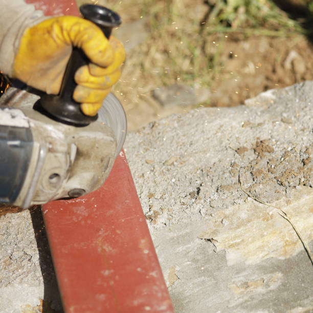 istock Worker grinding metal close up shot 1094448316