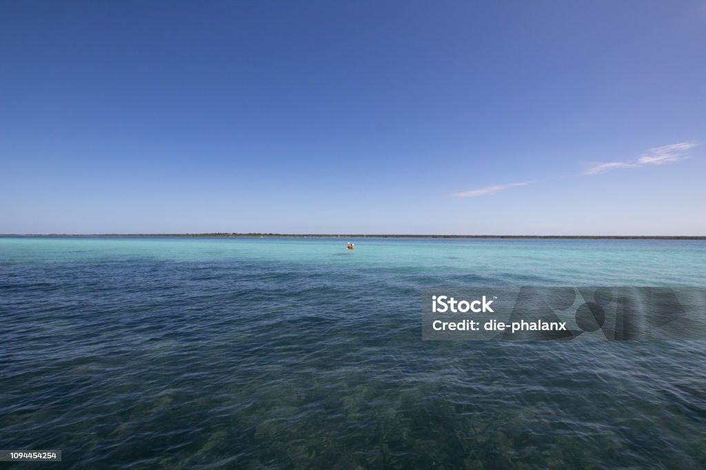 Azul y azul mar Caribe con cristalinas aguas y cielo claro. - Foto de stock de Agua libre de derechos