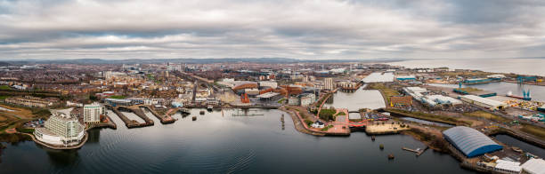 카디프 베이의 항공 보기 - cardiff wales bay uk 뉴스 사진 이미지