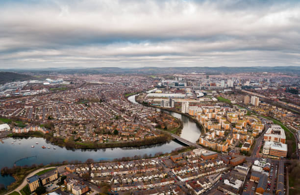 vista aérea de la bahía de cardiff - cardiff wales bay uk fotografías e imágenes de stock