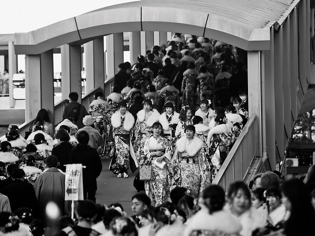 japoneses nuevos adultos usar kimonos y trajes 'que viene de edad día' en la calle de yokohama - obi sash fotografías e imágenes de stock