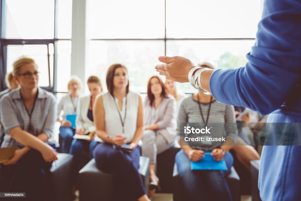 Grupo a altavoz de hembras - Foto de stock de Clase de formación libre de derechos Grupo a altavoz de hembras - Foto de stock de Clase de formación libre de derechos