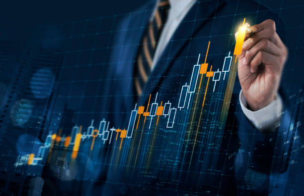 ビジネスの成長、進行状況または成功のコンセプト。ビジネスマンは、暗い青色の背景に成長している仮想ホログラム株式バー グラフを描画です。 - bar chart ストックフォトと画像