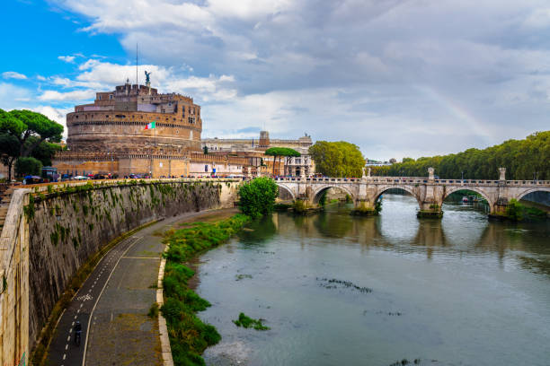 castel sant'angelo lub zamek świętego anioła i ponte sant'angelo lub most aelian w rzymie. włochy - aelian bridge zdjęcia i obrazy z banku zdjęć