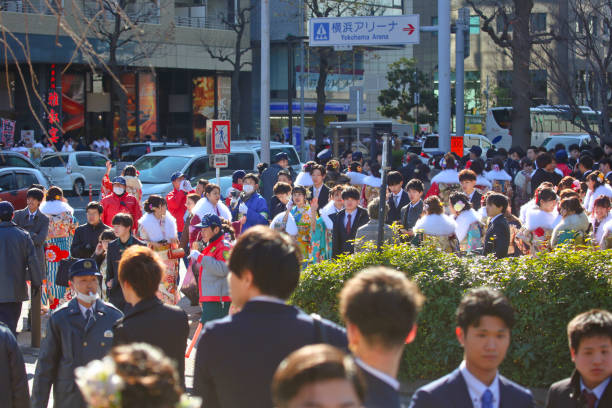 japoneses nuevos adultos usar kimonos y trajes 'que viene de edad día' en la calle de yokohama - obi sash fotografías e imágenes de stock
