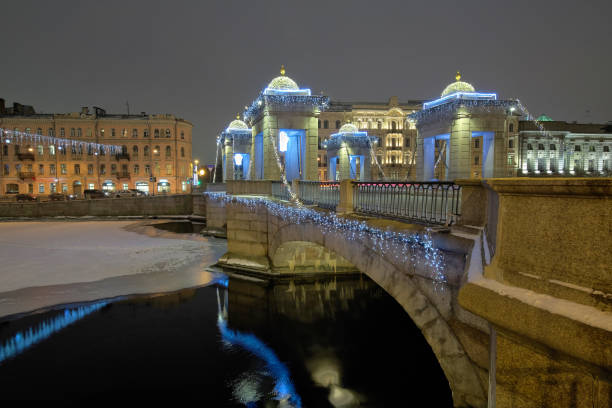 pont lomonossov pendant la nuit. saint-pétersbourg, en russie. noël et nouvel an illumunated - illumunated photos et images de collection