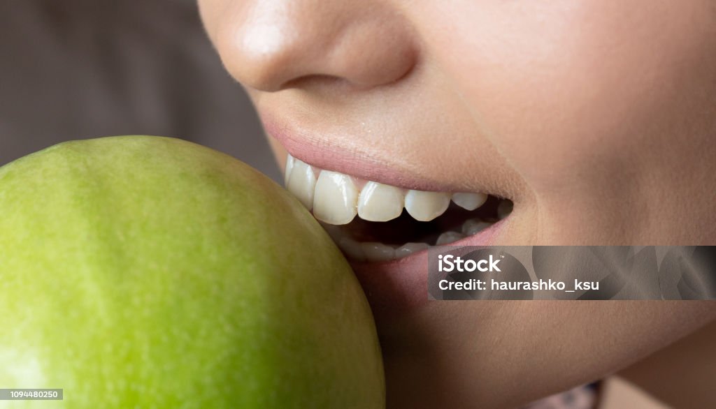 Weiße Zähne abgebissen Green Apple. Medizinisches Konzept. Gesundheit und Schönheit - Lizenzfrei Apfel Stock-Foto