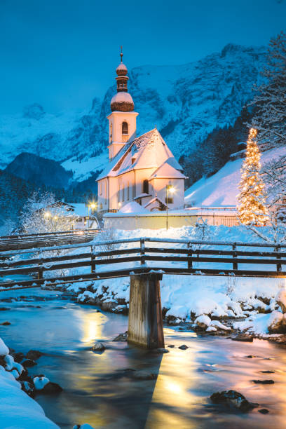 chiesa di ramsau nel crepuscolo invernale, baviera, germania - snow chapel christmas germany foto e immagini stock