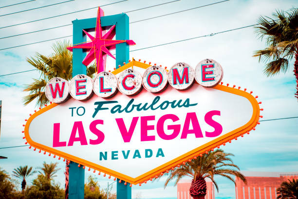 bem-vindo ao sinal fabulous las vegas, las vegas strip, nevada, eua - las vegas metropolitan area sign welcome to fabulous las vegas sign the las vegas strip - fotografias e filmes do acervo