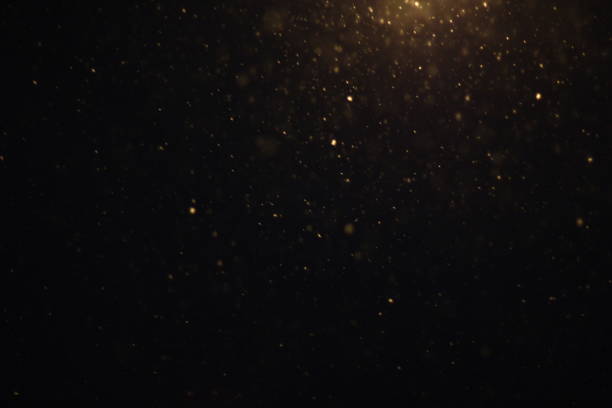sfondo nero con neve che cade. luce lunare nella notte d'inverno. - multiple exposure immagine foto e immagini stock