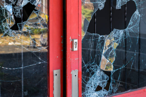 сломанный оконный вандал"n - burglary broken window door стоковые фото и изображения